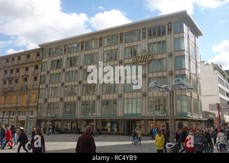 Blau-Gold- Haus (Blue Gold House), un bâtiment commmercial énumérés dans la vieille ville de Cologne au nord près de la cathédrale de Cologne. Reconstruit dans les années 1950. Banque D'Images