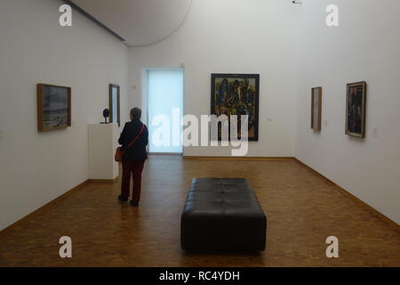 Une dame mature views peintures au musée Ludwig à Cologne. Banque D'Images