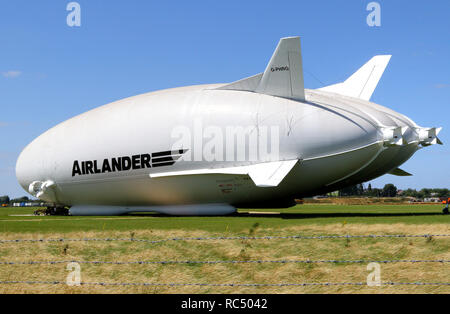 Vue de l'Airlander aéronefs, la plus longue au monde. Les £32m - surnommé 'The Flying Bum' a été dévoilé au public lors d'une cérémonie de baptême par Son Altesse Royale le duc de Kent, en avril 2016, mais quelques semaines plus tard il s'est écrasé à la fin d'un vol d'essai. À 92 mètres de long, l'Airlander 10 aéronefs est la plus longue au monde. L'avion le plus long du monde a été retiré du service en tant que développeurs se préparent à commencer à travailler sur un nouveau modèle. Banque D'Images