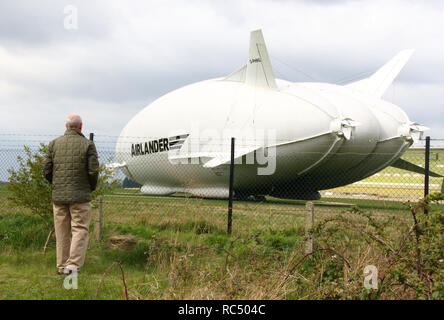 Vue de l'Airlander aéronefs, la plus longue au monde. Les £32m - surnommé 'The Flying Bum' a été dévoilé au public lors d'une cérémonie de baptême par Son Altesse Royale le duc de Kent, en avril 2016, mais quelques semaines plus tard il s'est écrasé à la fin d'un vol d'essai. À 92 mètres de long, l'Airlander 10 aéronefs est la plus longue au monde. L'avion le plus long du monde a été retiré du service en tant que développeurs se préparent à commencer à travailler sur un nouveau modèle. Banque D'Images