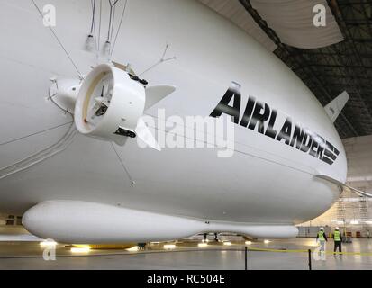 Vue de l'Airlander aéronefs, la plus longue au monde. Les £32m - surnommé 'The Flying Bum' a été dévoilé au public lors d'une cérémonie de baptême par Son Altesse Royale le duc de Kent, en avril 2016, mais quelques semaines plus tard il s'est écrasé à la fin d'un vol d'essai. À 92 mètres de long, l'Airlander 10 aéronefs est la plus longue au monde. L'avion le plus long du monde a été retiré du service en tant que développeurs se préparent à commencer à travailler sur un nouveau modèle. Banque D'Images