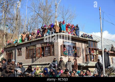 Deuil du cachemire vu regarder la procession funéraire de Zeenat ul Islam, dans la région de Shopian, environ 60 km au sud de Srinagar, Cachemire sous administration indienne. Zeenat-ul-Islam les plus commandant rebelle a été tué avec son associé au cours d'une fusillade avec les forces gouvernementales dans la région de South Kulgam cachemire. Les forces gouvernementales ont tiré des balles de fusil, de chauffage et de gaz lacrymogènes pour arrêter les personnes en deuil, qui entraînent des blessures à au moins 16 personnes. Banque D'Images