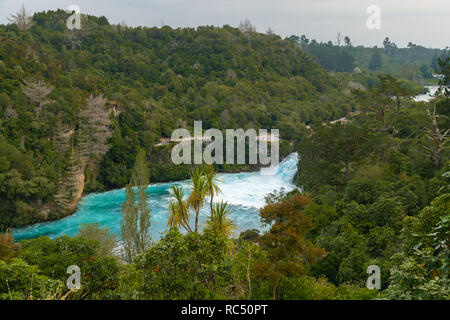 Huka Falls. Le Huka Falls sont un ensemble de chutes d'eau de la rivière Waikato, qui draine le lac Taupo en Nouvelle-Zélande. Banque D'Images