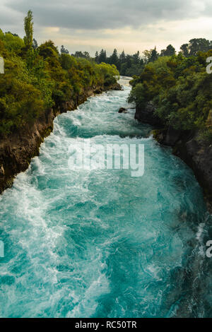 Huka Falls. Le Huka Falls sont un ensemble de chutes d'eau de la rivière Waikato, qui draine le lac Taupo en Nouvelle-Zélande. Banque D'Images