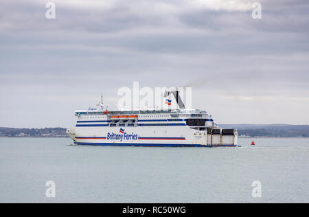 Brittany Ferries car ferry et 'Cap Finistère" en cours en mer voile vers l'Espagne dans le port de Portsmouth, Portsmouth, côte sud de l'Angleterre, Royaume-Uni Banque D'Images