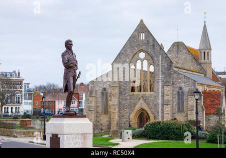 Statue de l'amiral Lord Horatio Nelson, héros de la bataille de Trafalgar, par les ruines de l'église de la garnison royale, Vieux Portsmouth, Hants, côte sud de l'Angleterre, Royaume-Uni Banque D'Images