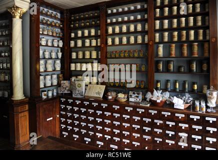 La Finlande. Turku. Musée de la pharmacie et de l'And Qwensel house, construit dans les années 1700 dans une zone réservée à la noblesse. Une pharmacie du xixe siècle a été fournie dans la boutique aile du bâtiment. Collection d'ustensiles de pharmacie sur l'affichage. Banque D'Images