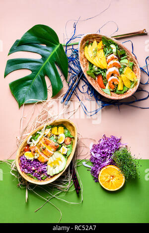 Hawaiian Ahi poke bols, le saumon et les crevettes à la mangue et d'avocat. La plaque asiatique. Les matières organiques. Vue d'en haut. Banque D'Images