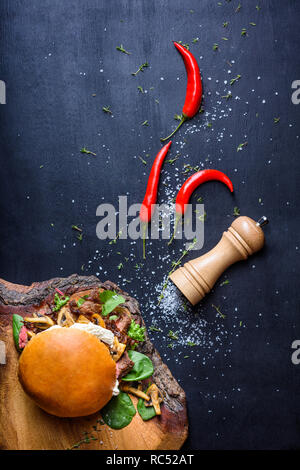 Burger de bœuf haché avec la viande, microgreens et champignons. Vue de dessus, copiez l'espace. Banque D'Images