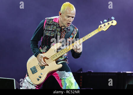 Flea des Red Hot Chili Peppers jouant sa Fender Jazz Bass guitare à vivre un festival de musique. RHCP le bassiste Flea, le bassiste, Michael Peter Balzary. Banque D'Images