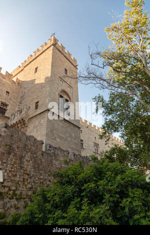 Imposant château reconstruit par les Italiens en 1940, la maison pour les musées de l'antique et ville médiévale de Rhodes. Banque D'Images