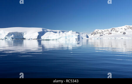 La nature et les paysages de l'Antarctique. L'étude d'un phénomène de réchauffement global sur la planète. Les icebergs et le CIEM. Habitants de l'océan austral. Banque D'Images