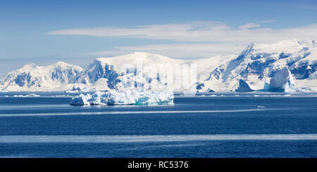 La nature et les paysages de l'Antarctique. L'étude d'un phénomène de réchauffement global sur la planète. Les icebergs et le CIEM. Habitants de l'océan austral. Banque D'Images