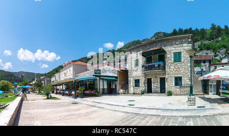 Le lac de Skadar, le Monténégro - 15.07.2018. Vue panoramique sur le Vieux Pont sur la rivière Crnojevica, Rijeka Crnojevica, et la zone touristique, près du pont Banque D'Images