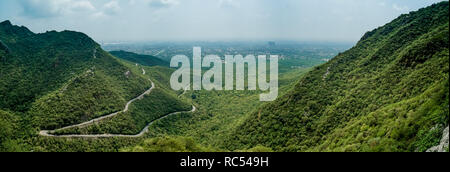 Vue panoramique d'Islamabad, Pakistan, de montagnes environnantes. Banque D'Images