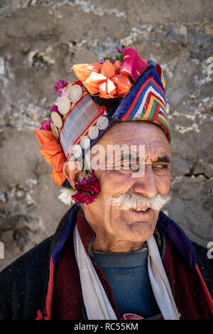 Le Ladakh, Inde - le 29 août 2018 : Portrait d'un homme autochtone âgée avec coiffe traditionnelle au Ladakh, Inde. Rédaction d'illustration. Banque D'Images