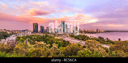 Perth, Australie occidentale. Perth city skyline at sunset, vue de Kings Park Banque D'Images