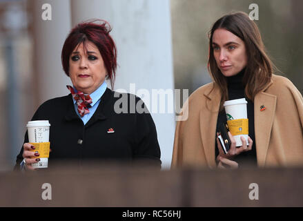 Christine Burke (à gauche) et sa fille, la famille de Hillsborough victime Henry Burke, arriver à Preston le Tribunal de la Couronne avant le procès d'Hillsborough match le commandant David Duckenfield, qui est accusé de l'homicide involontaire coupable par négligence grave de 95 supporters de Liverpool en 1989 FA Cup demi-finale. Banque D'Images