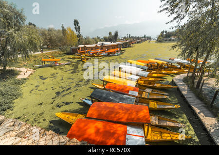Boat Harbour à Srinagar, au Cachemire. Populaire auprès des touristes avec des péniches et de belles randonnées dans les montagnes du Cachemire. Banque D'Images