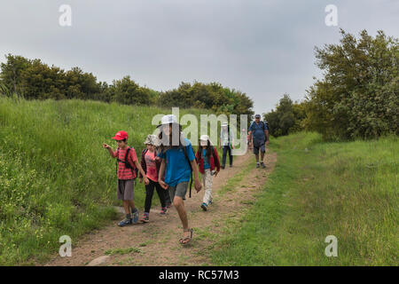 Famille israélienne randonnée sur le célèbre « Jésus Trail » dans la région des hauteurs du Golan. Israël Banque D'Images