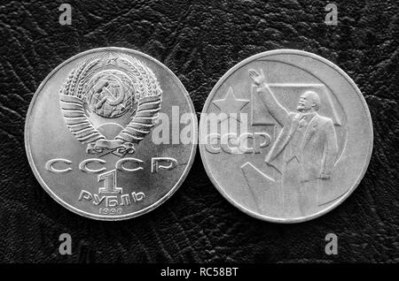 Avec la figure de roubles soviétique de Lénine et de symboles soviétique et l'inscription en russe 'un rouble' et 'URSS' en noir et blanc Banque D'Images