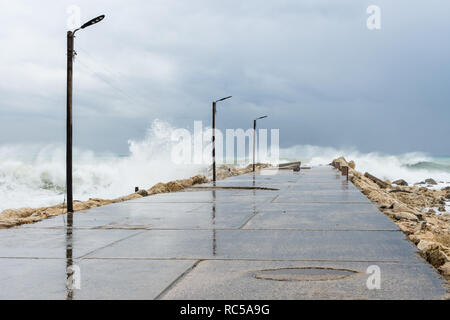 Vagues se brisant sur une voie à Byblos Harbour en hiver, Jbeil, Liban Banque D'Images