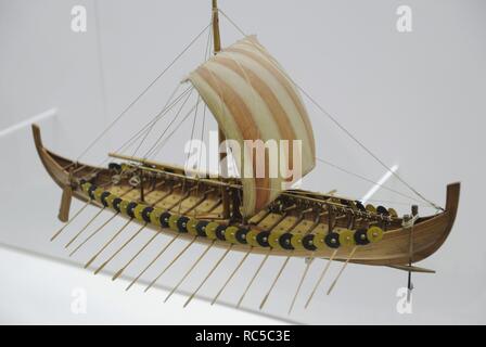 Bateau Viking. Navire de Gokstad, environ 900 A.D. a été trouvé dans un lieu d'enterrement de Gokstad nera, la Norvège. Réplique. Échelle : 1:50. Deutches Museum. Munich. L'Allemagne. Banque D'Images