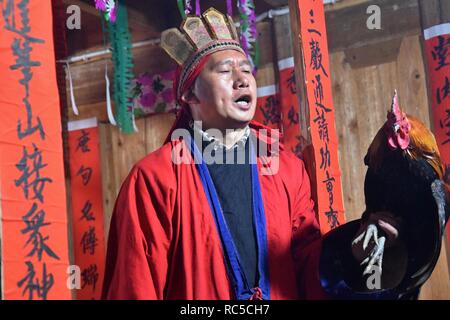 La province du Guizhou, Chine - CIRCA DÉCEMBRE 2018 : Le rituel rachetez le voeu accompagné d'exécution théâtrale n'par le rituel des maîtres. Banque D'Images