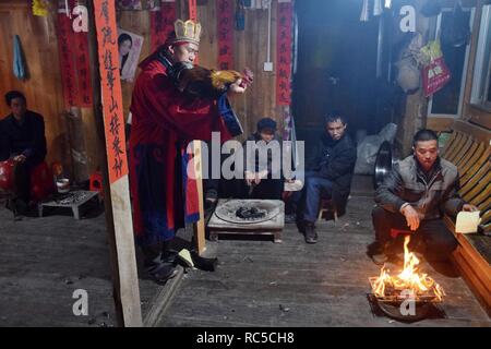 La province du Guizhou, Chine - CIRCA DÉCEMBRE 2018 : Le rituel rachetez le voeu accompagné d'exécution théâtrale n'par le rituel des maîtres. Banque D'Images