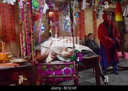 La province du Guizhou, Chine - CIRCA DÉCEMBRE 2018 : Le rituel rachetez le voeu accompagné d'exécution théâtrale n'par le rituel des maîtres. Banque D'Images