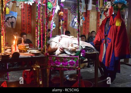 La province du Guizhou, Chine - CIRCA DÉCEMBRE 2018 : Le rituel rachetez le voeu accompagné d'exécution théâtrale n'par le rituel des maîtres. Banque D'Images