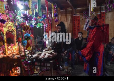 La province du Guizhou, Chine - CIRCA DÉCEMBRE 2018 : Le rituel rachetez le voeu accompagné d'exécution théâtrale n'par le rituel des maîtres. Banque D'Images