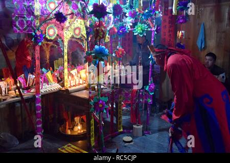 La province du Guizhou, Chine - CIRCA DÉCEMBRE 2018 : Le rituel rachetez le voeu accompagné d'exécution théâtrale n'par le rituel des maîtres. Banque D'Images