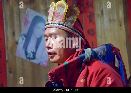 La province du Guizhou, Chine - CIRCA DÉCEMBRE 2018 : Le rituel rachetez le voeu accompagné d'exécution théâtrale n'par le rituel des maîtres. Banque D'Images