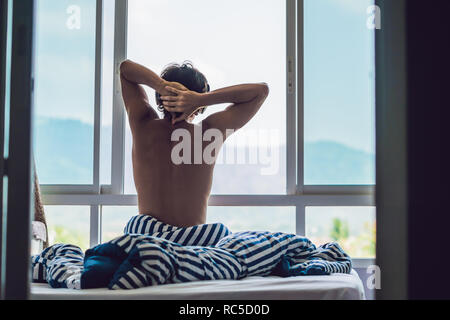 Service de l'homme et l'étirement en matin avec vue sur la montagne Banque D'Images
