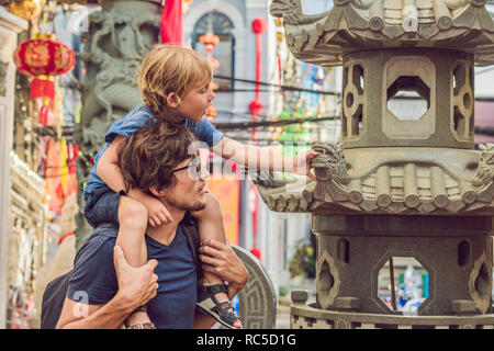 Père et fils sont des touristes dans la rue dans le style portugais romani dans la ville de Phuket. Également appelé Chinatown ou la vieille ville Banque D'Images