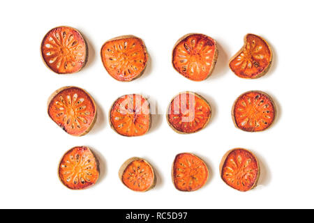 Fruit de Bael plateau et des tranches de fruit de bael, plateau matum isolated on white Banque D'Images