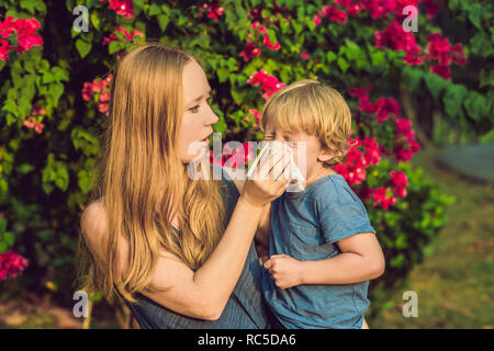 Maman regarde son fils qui est allergique au pollen Banque D'Images