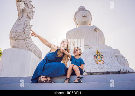 Mère et fils les touristes sur la statue du Grand Bouddha. A été construite sur une haute colline de Phuket Thaïlande peuvent être vus de loin Banque D'Images