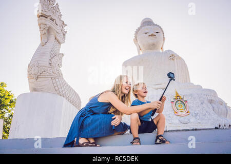 Mère et fils les touristes sur la statue du Grand Bouddha. A été construite sur une haute colline de Phuket Thaïlande peuvent être vus de loin Banque D'Images