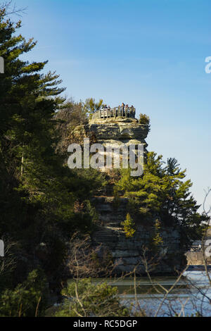 Eagle Cliff donnent sur sur la rivière Illinois avec verrouillage et le barrage n° 6 en arrière-plan. Starved Rock State Park, Illinois, États-Unis. Banque D'Images