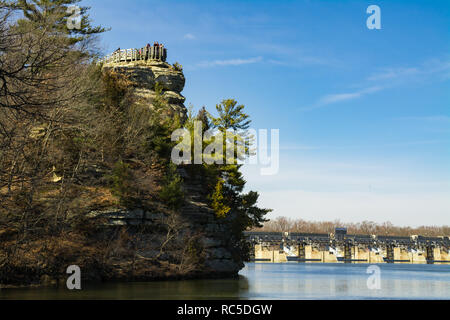 Eagle Cliff donnent sur sur la rivière Illinois avec verrouillage et le barrage n° 6 en arrière-plan. Starved Rock State Park, Illinois, États-Unis. Banque D'Images