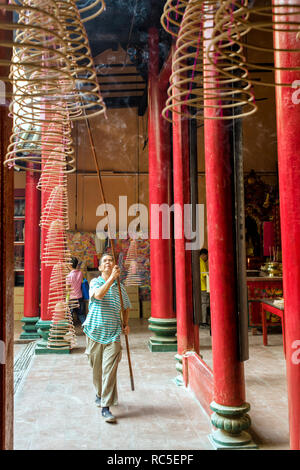 Changer la spirale d'encens qui brûlent le haut dans le temple Guan Di à Kuala Lumpur, Malaisie Banque D'Images