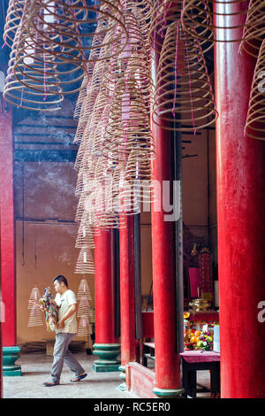 Encens en spirale que brûler vers le haut dans le temple Guan Di à Kuala Lumpur, Malaisie Banque D'Images