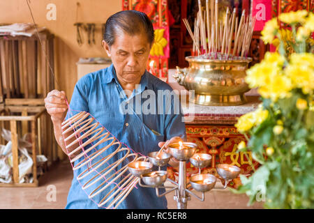 Changer la spirale d'encens qui brûlent le haut dans le temple Guan Di à Kuala Lumpur, Malaisie Banque D'Images