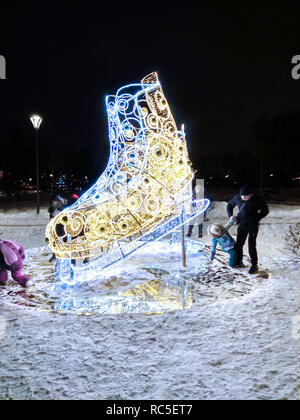 Moscou, Russie - le 13 janvier 2019. Altufevo, composition du parc rougeoyant Photozone Figure skate installation festive Banque D'Images