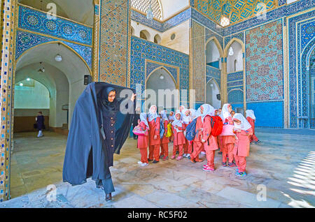 YAZD, IRAN - le 18 octobre 2017 : Le groupe d'écolières dans peu de Musulmans lumineux uniforme et leurs enseignant durant l'excursion à la mosquée Jameh - hist Banque D'Images