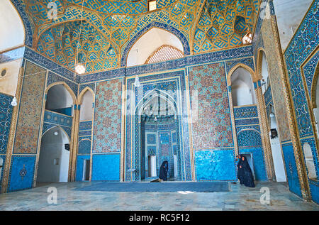 YAZD, IRAN - le 18 octobre 2017 : l'éblouissant dans les modèles de l'Islam Mosquée Jameh avec vue sur faïence unique mihrab au milieu du mur, sur Octobe Banque D'Images