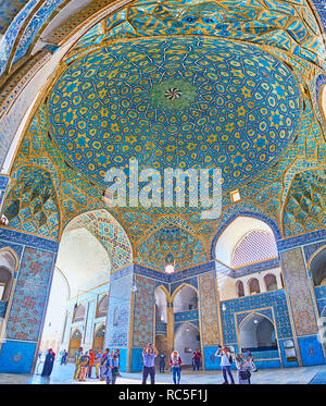 YAZD, IRAN - le 18 octobre 2017 : les touristes apprécient le chef-d'intérieur de la mosquée Jameh historique, célèbre pour la maçonnerie et carrelage unique Banque D'Images