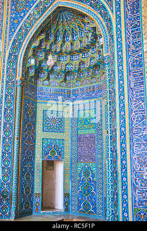 YAZD, IRAN - le 18 octobre 2017 : les carreaux de faïence de couleur vive créer les modèles uniques sur le mihrab de la mosquée Jameh, le 18 octobre dans la région de Yazd. Banque D'Images
